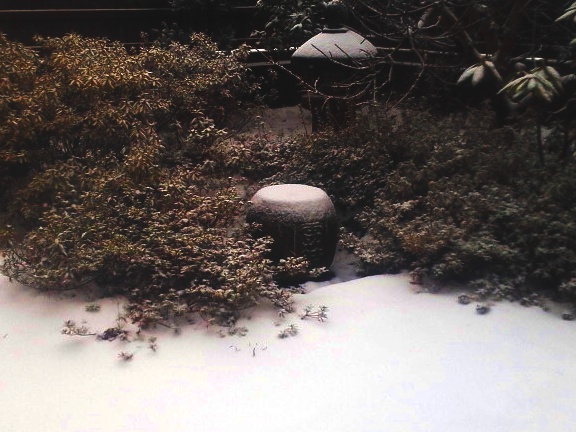 露結形水鉢の蹲踞