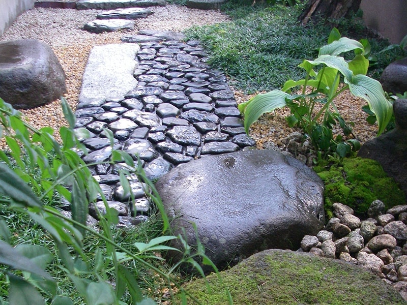 地産の黒い川石を使った延べ段