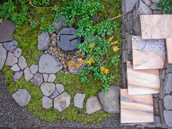 現地の素材で再現できるよう設計した露地