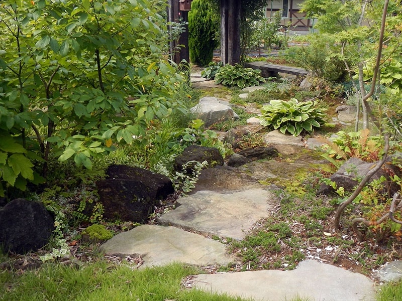 敷地の段差を活かし、里山の風情を表した山荘の庭