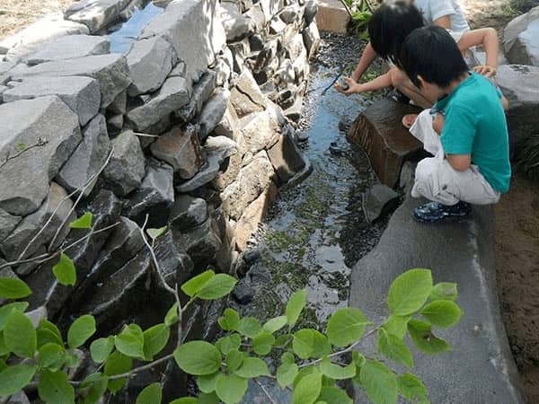 水に入って遊ぶ子供たち