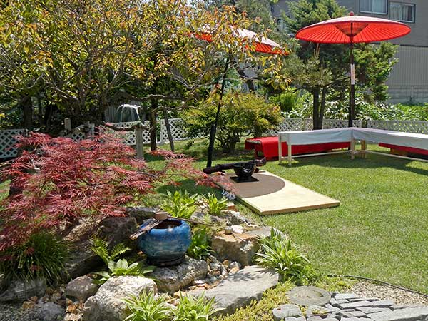 緑の芝で気軽な野点を楽しむ庭