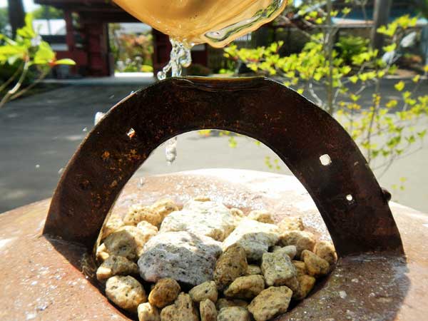 紅葉山と水琴窟のある庭