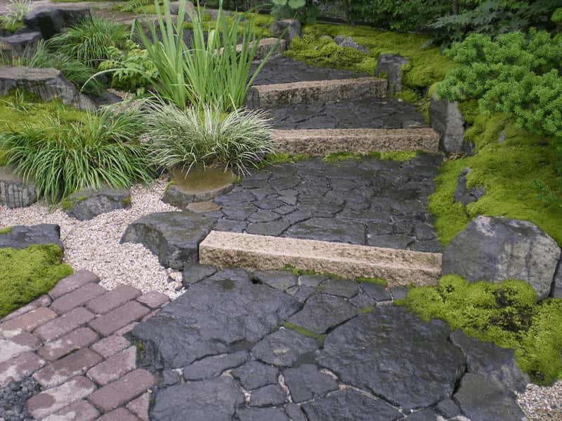 山道を行くアプローチ