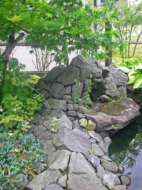 白神山系の石で積んだ壁泉