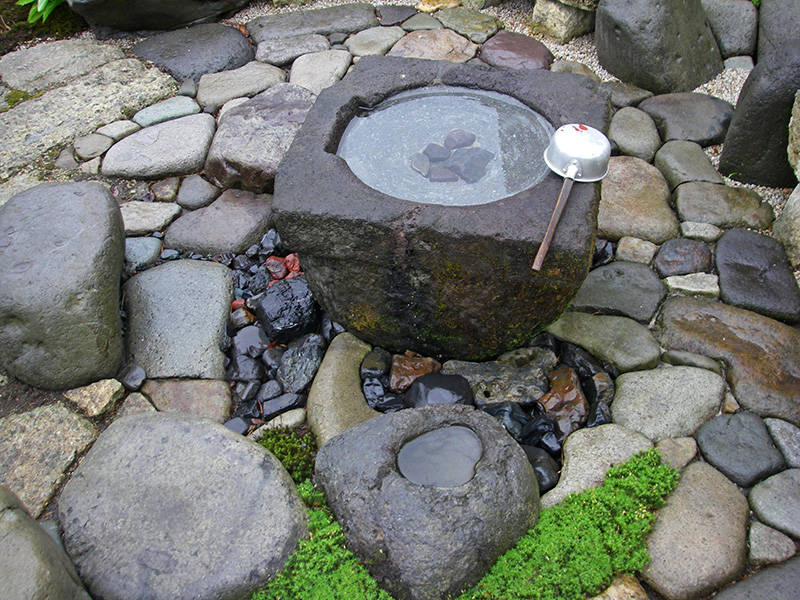 石臼の水場がある川石のテラス