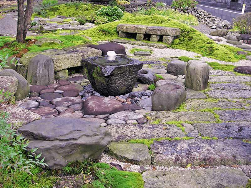 土中から出た石と家の土台だった石を使い庭を造る