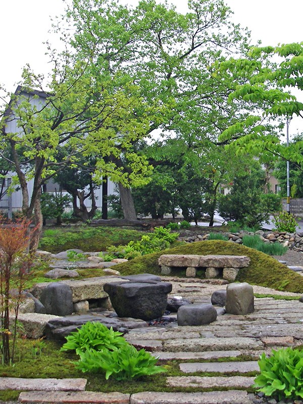 庭のシンボルの柿と栗の木