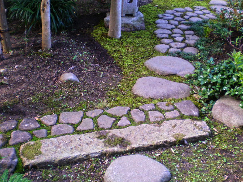 既存の長石を利用した中門付近の延段