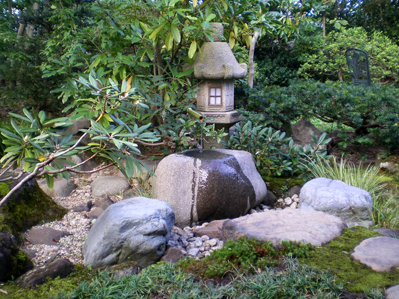 鳥海石水鉢を使った蹲踞
