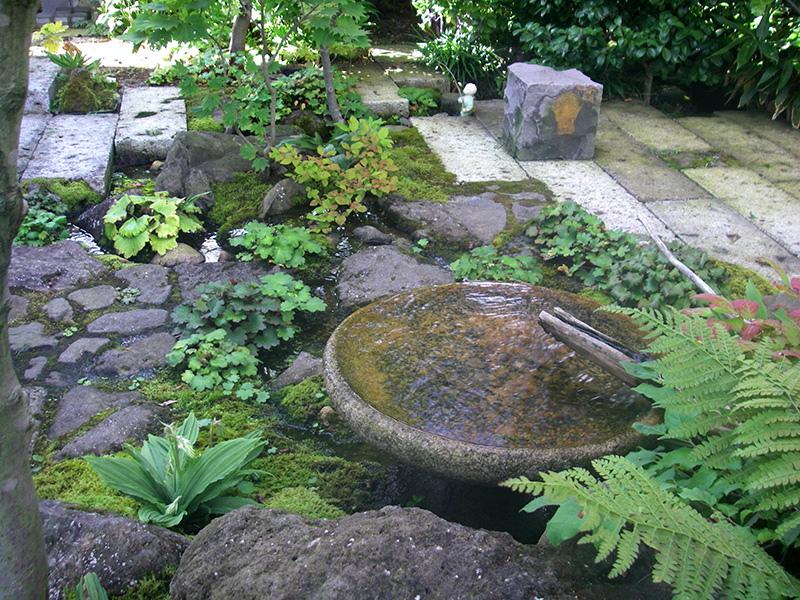 石敷きのテラスをうねりながら進む流れ