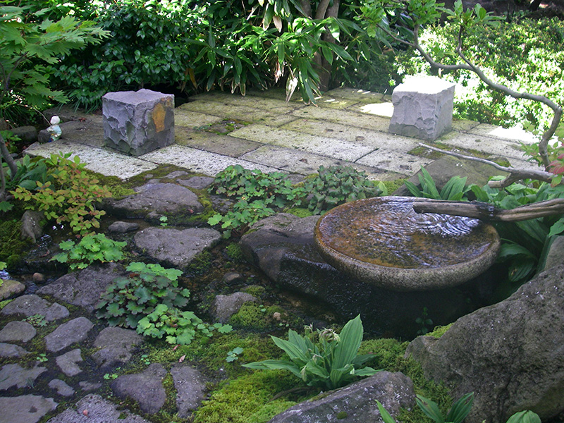 石畳のテラスと石のベンチ