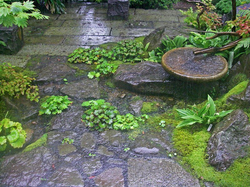 流れの護岸の鳥海石の石張り