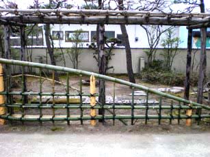 光悦寺垣と四ツ目垣を組み合わせたような竹垣