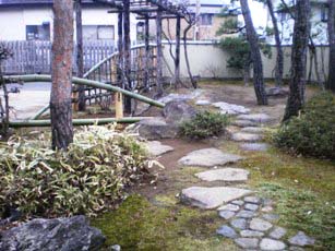 曲線竹垣は駐車場との仕切り