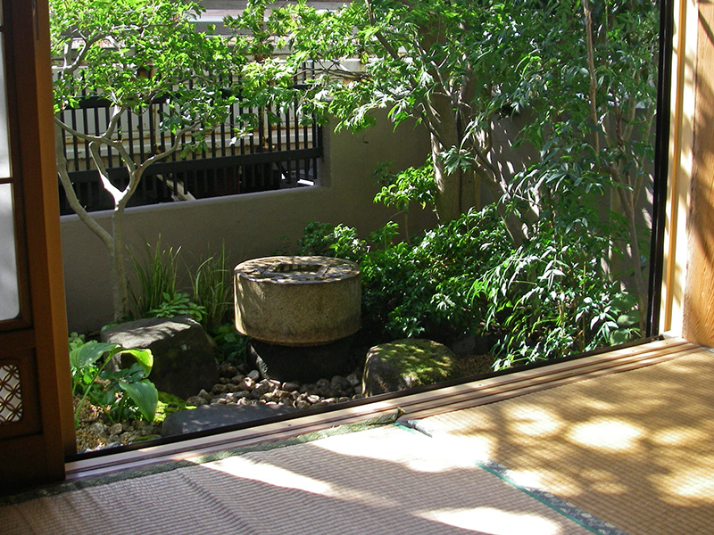 座敷に座り蹲踞を見る