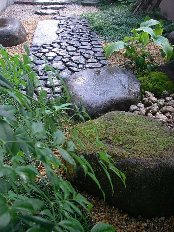 苔が乗った湯桶石