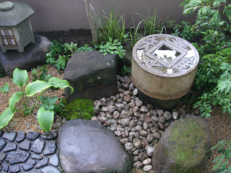 水鉢は竜安寺「知足の水鉢」の写し