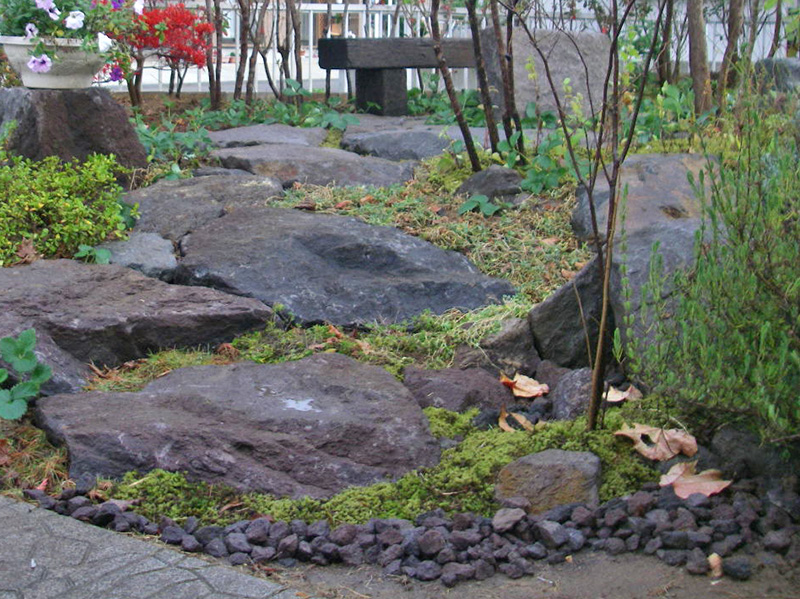 露頭の石には鉄分が多く赤味の強い安山岩を使っている