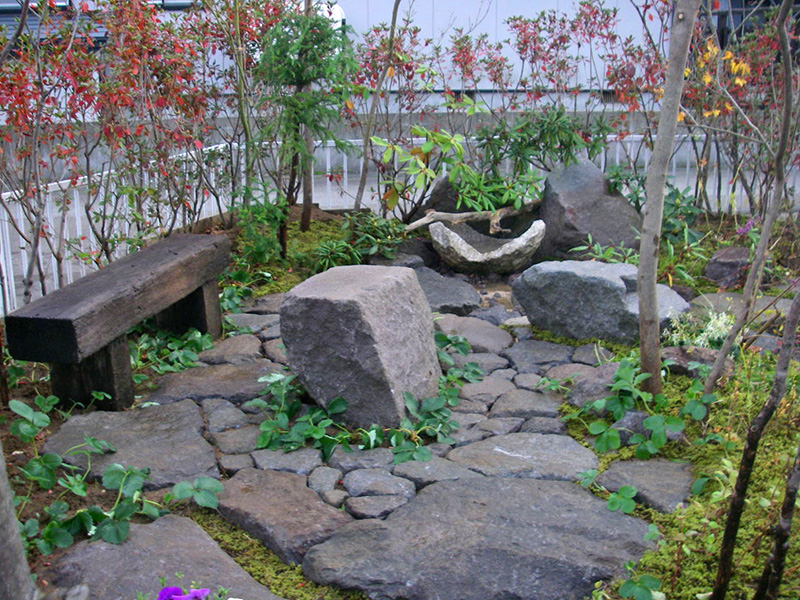 水源の横に設けた石畳のテラス