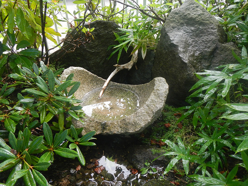 割れ臼に水を落とす流木の筧