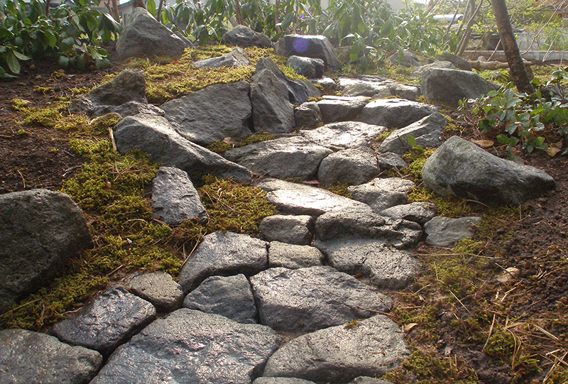 庭に峠へ向かう山道を作った
