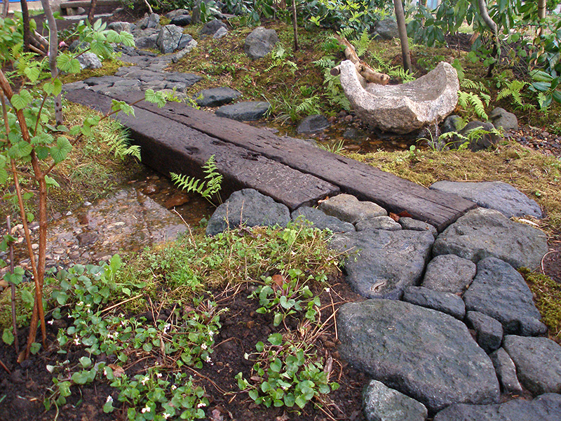 園路の石は厚み20~40cmほどの鳥海山安山岩