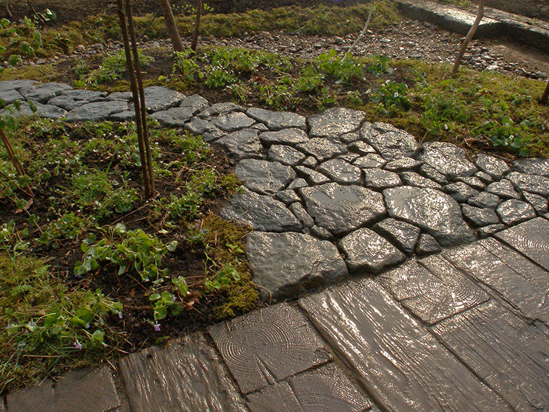 雨上がりに西日を浴びて光る石畳
