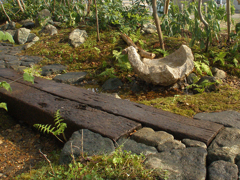 流れに架かる木道