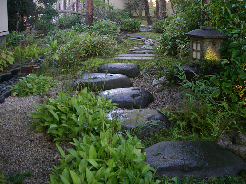 庭の奥へ向かう川石の伝い