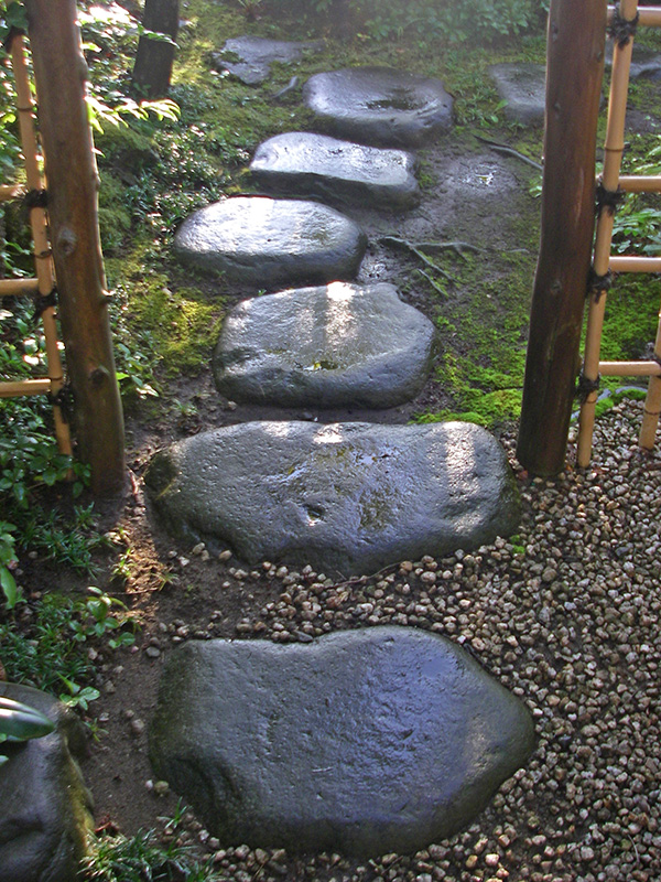 川石の伝いが素朴な門に良く似合う