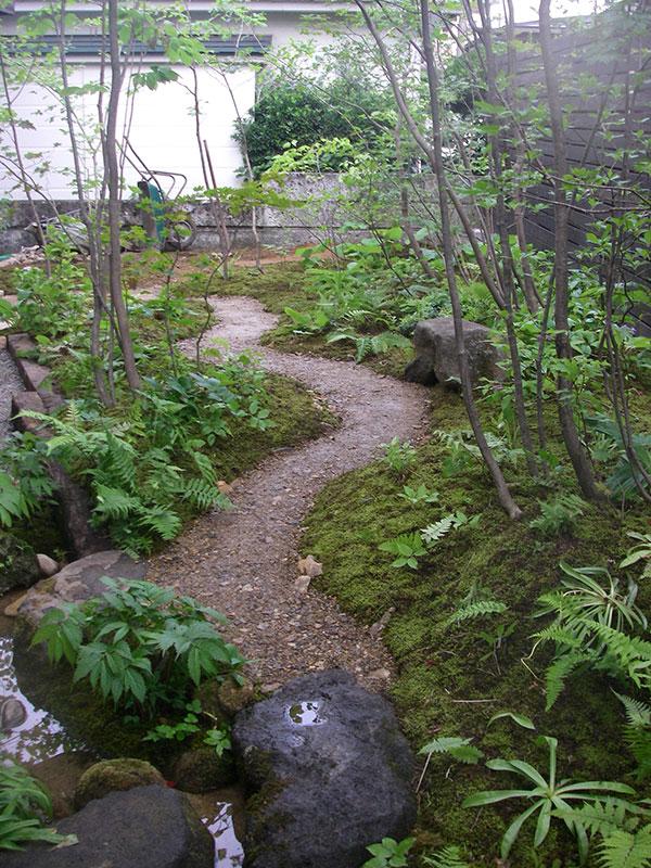 野趣的な小砂利の道