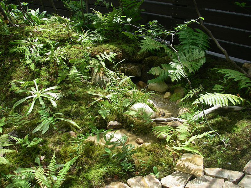 山の水源を庭に再現