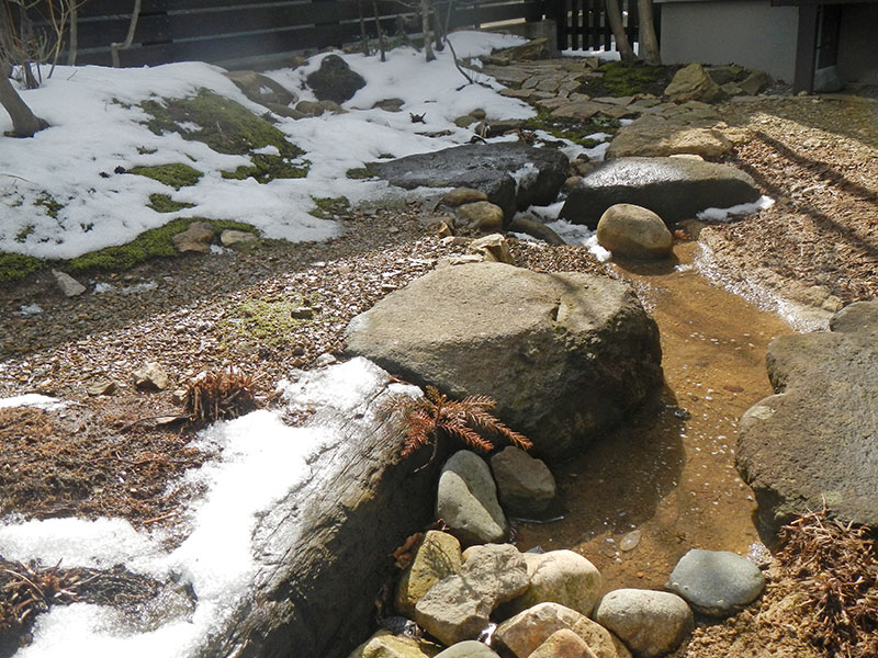 雪解けの庭