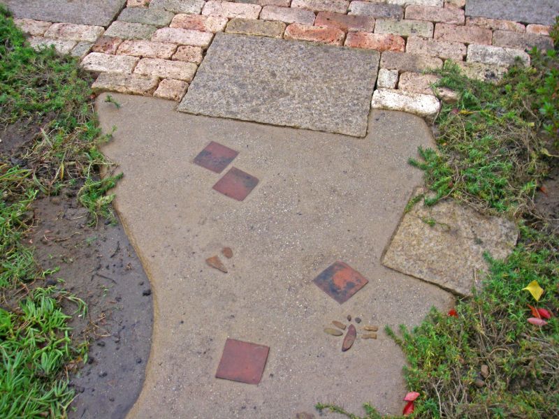 三和土の中のレンガと小石の意匠