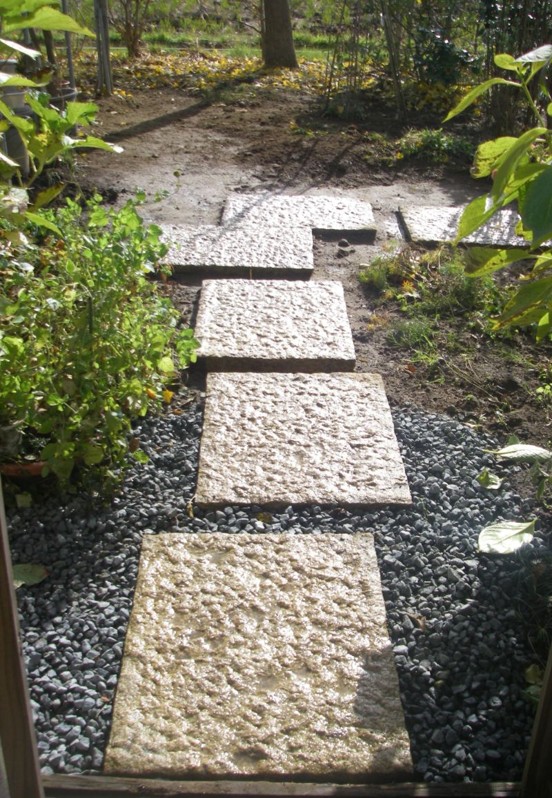 屋内から庭へ向かう、ミカゲの大判板石のアプローチ