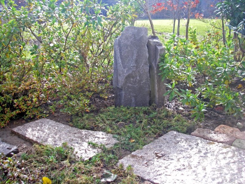 大きな自然石の明かり