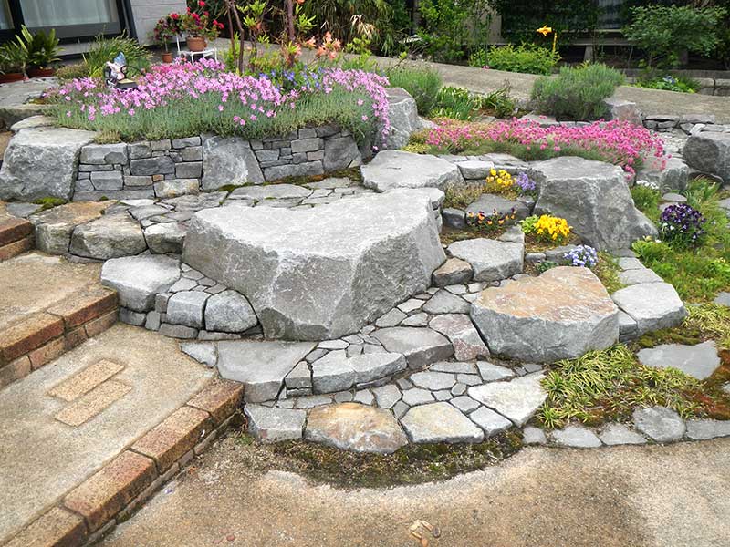 春爛漫の石積み花壇