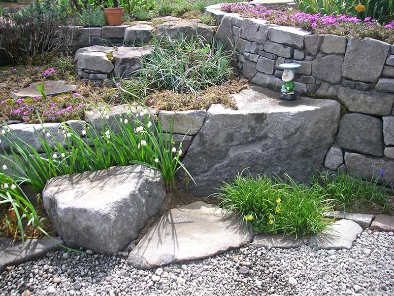 ご家族が石の上に置かれた人形