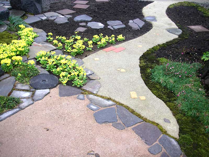 裏庭へと続く洗い出しの道