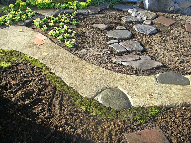 花壇の中に飛び石状に作った道