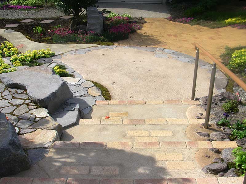 玄関から庭を見る。洗い出しの階段と小路