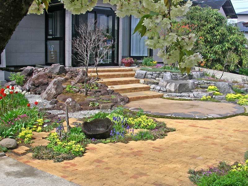 鬱金桜が咲く5月の庭