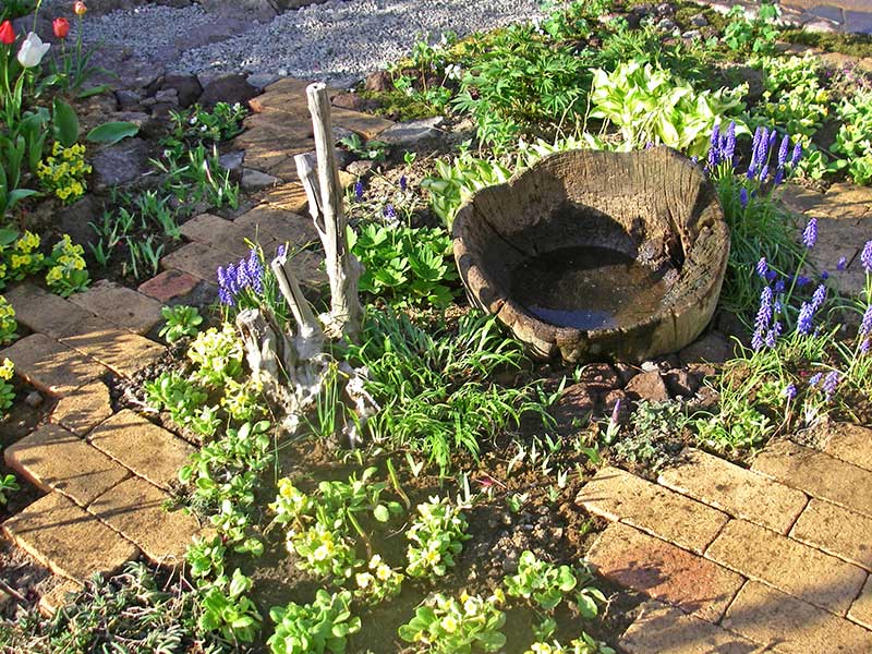 古材の餅つき臼を庭に置いて景色に