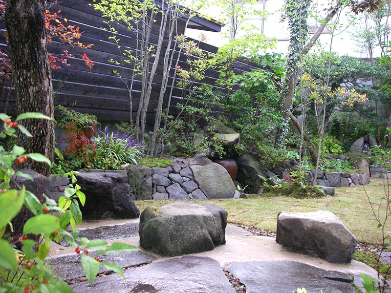 隣家を目隠しする板塀