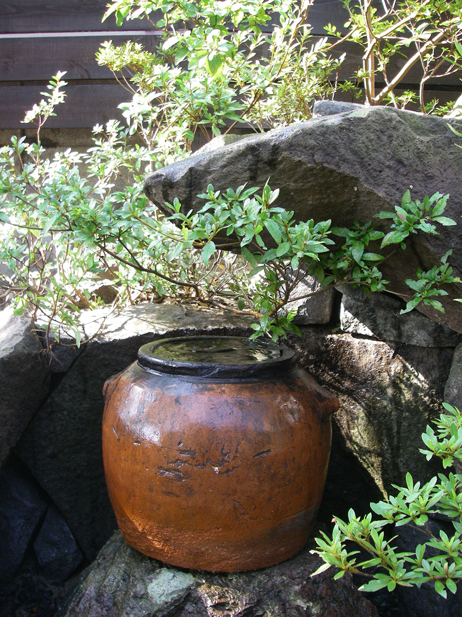 石樋から甕に落ちる水