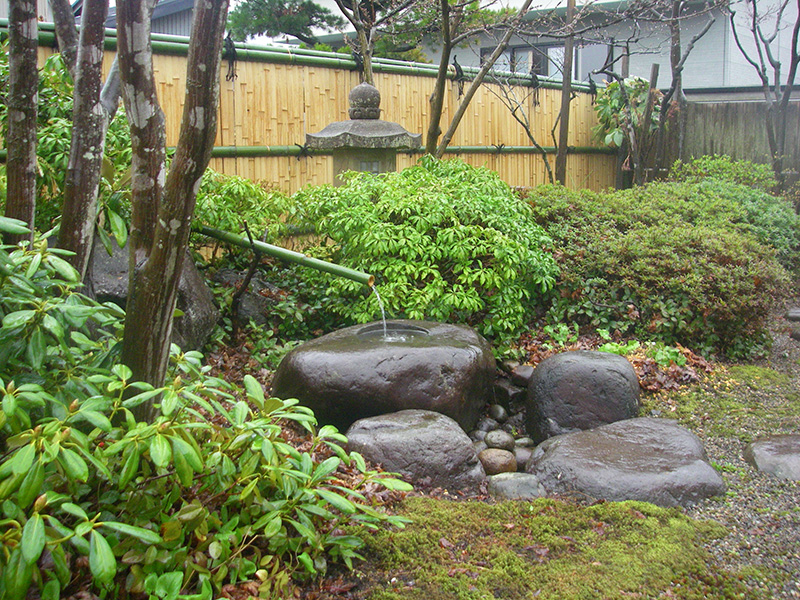 県内産の石を使った蹲踞