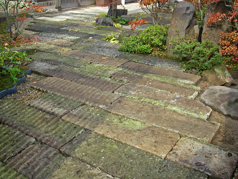 現場の既存材を使った大谷石の石畳
