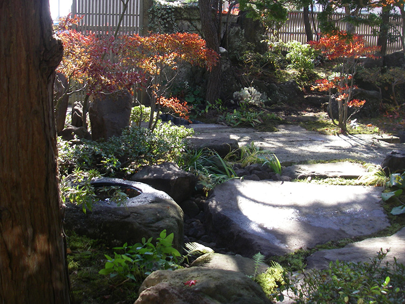 解体した飛石をアプローチから庭への渡りにも使う