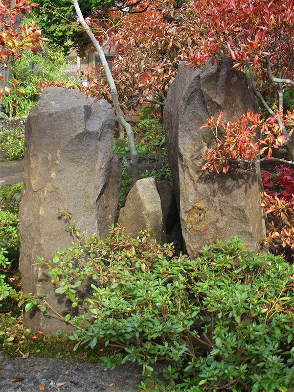 来客の視線を引きつける石の造形